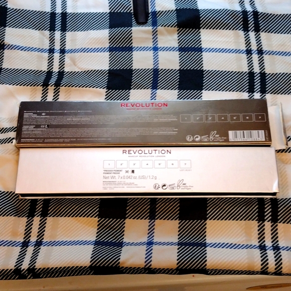 Makeup Revolution London Eyeshadow Palette - Picture 3 of 4